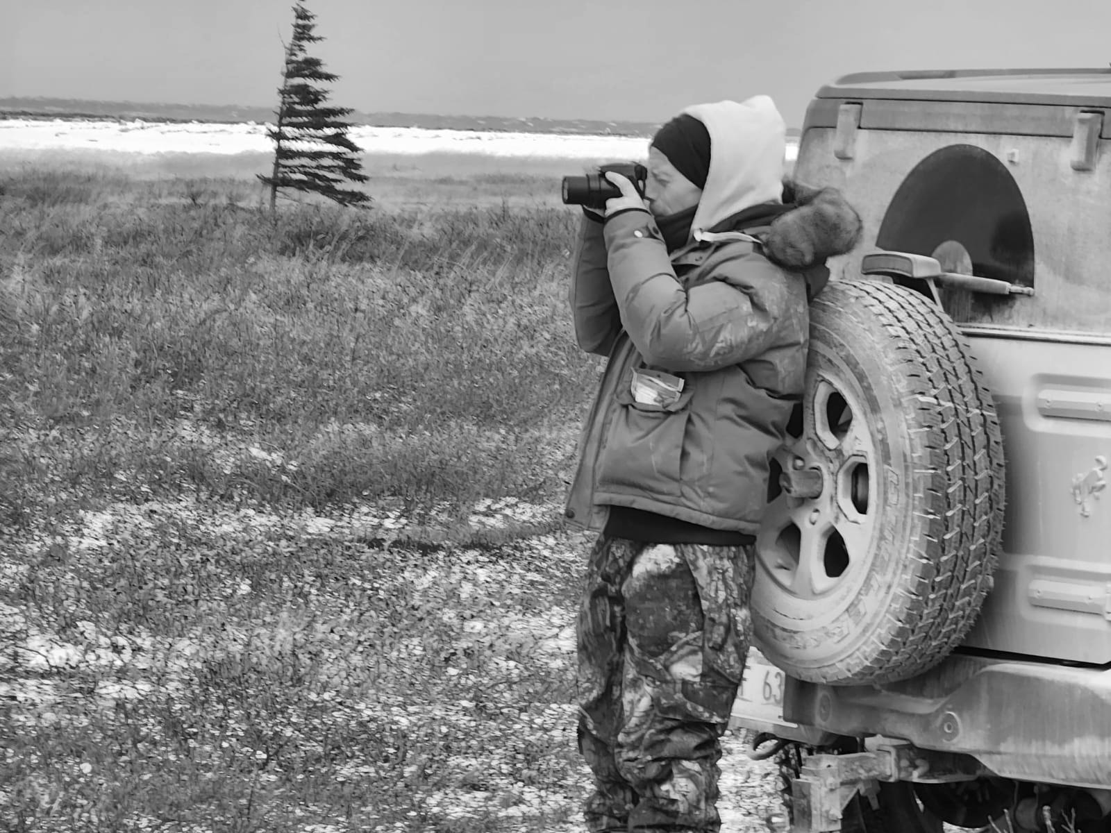Bertrand photographiant la toundra près de Churchill, au Manitoba