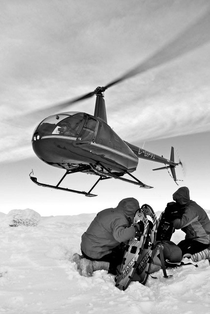 Dépose en hélicoptère dans la neige, raquettes et sacs à dos
