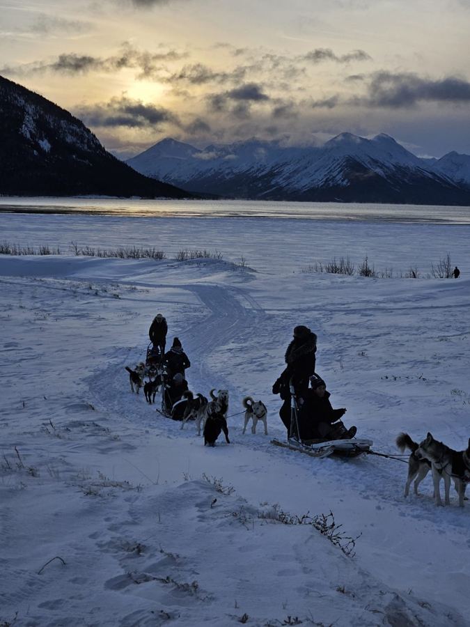 Attelages au crépuscule au-dessus du lac Bennett, à Carcross