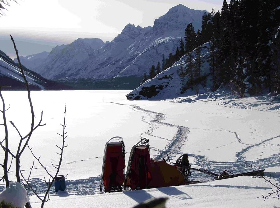 Traîneaux au repos au bord d'un lac de montagne gelé