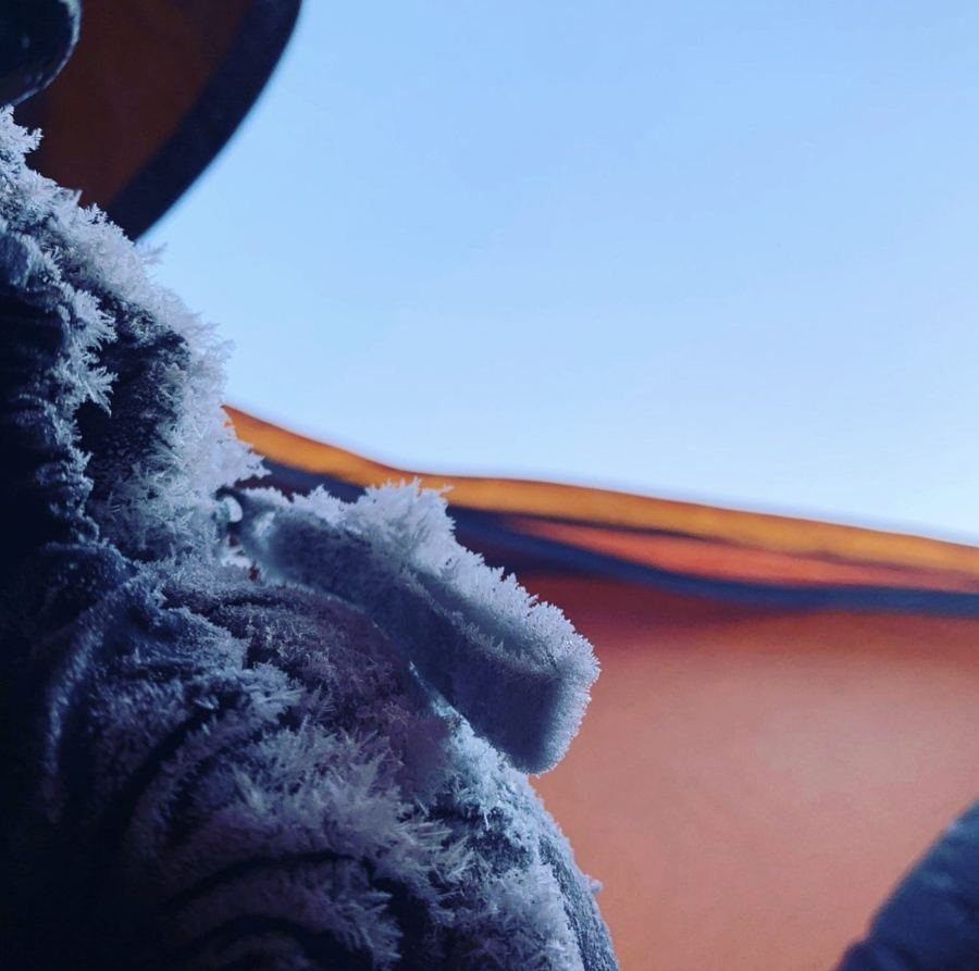 Cristaux de givre sur une veste au camp d'hiver