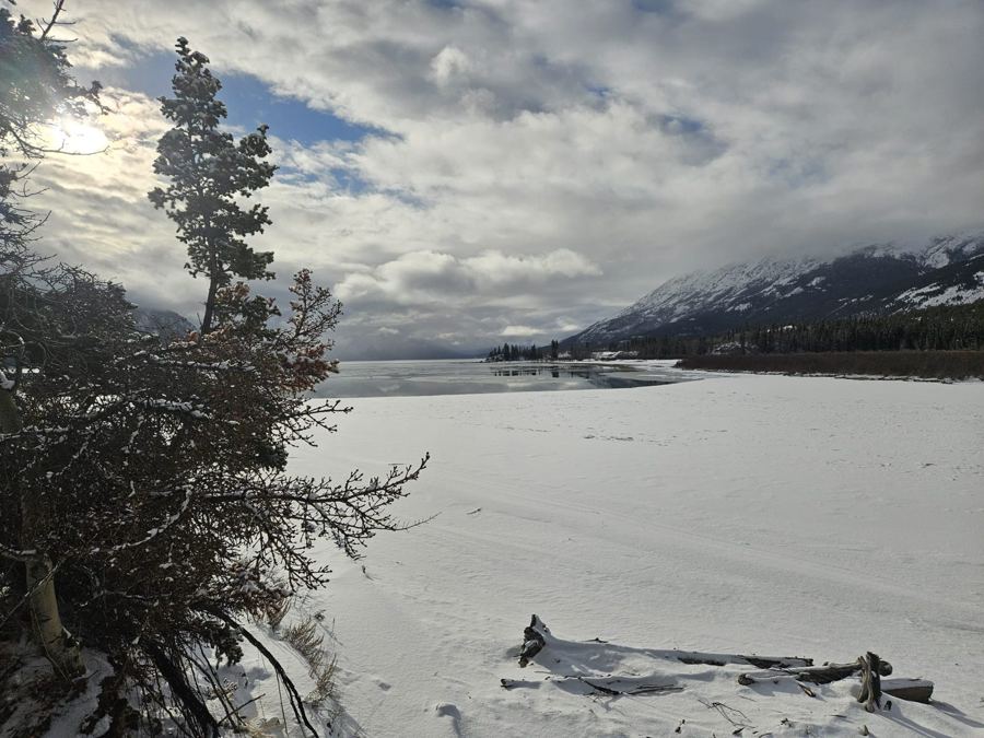 Le lac Bennett pris par les glaces sous les nuages, à Carcross