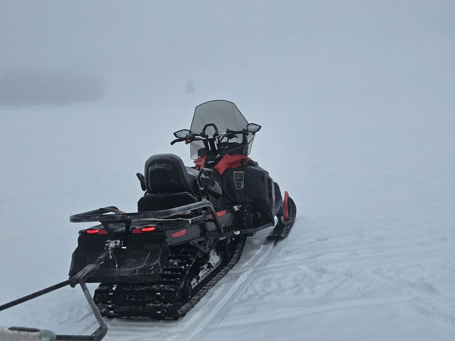 Motoneige dans la brume d'hiver
