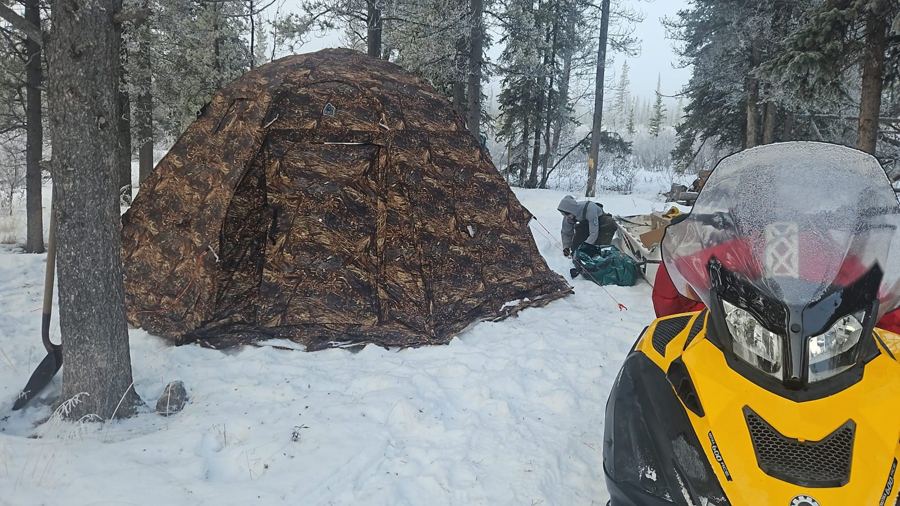 Installation de la tente chauffée au camp d'hiver