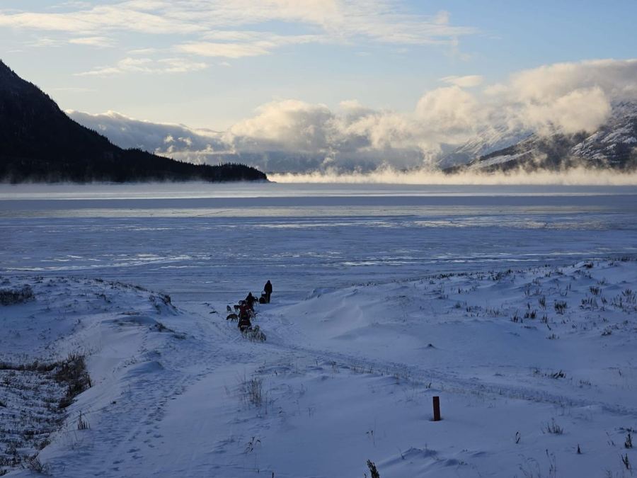 Attelages partant sur un lac gelé dans la brume