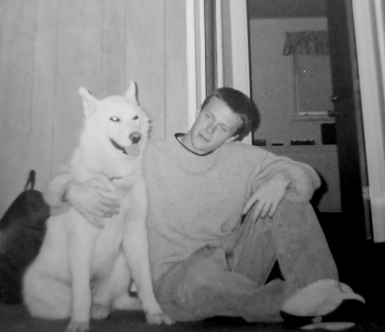 Bertrand jeune avec Kowey, son premier husky